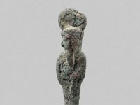 Aeg B 35  Aeg B 35, Gegend von Assuan, griechisch-römische Zeit, Sonnenkind, Bronze, H 4,3 cm, B 1,0 cm, T 1,2 cm : Bestandskatalog Ägypten, Museumsfoto: Claus Cordes